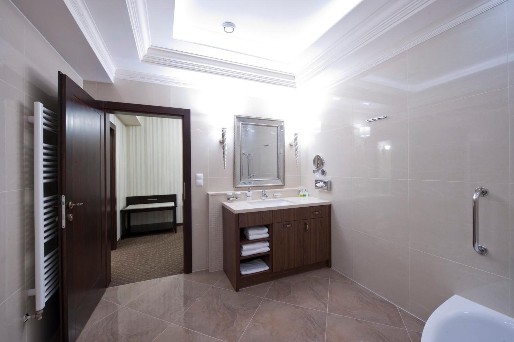 Hotel Dvorana การ์โลวีวารี ภายนอก รูปภาพ