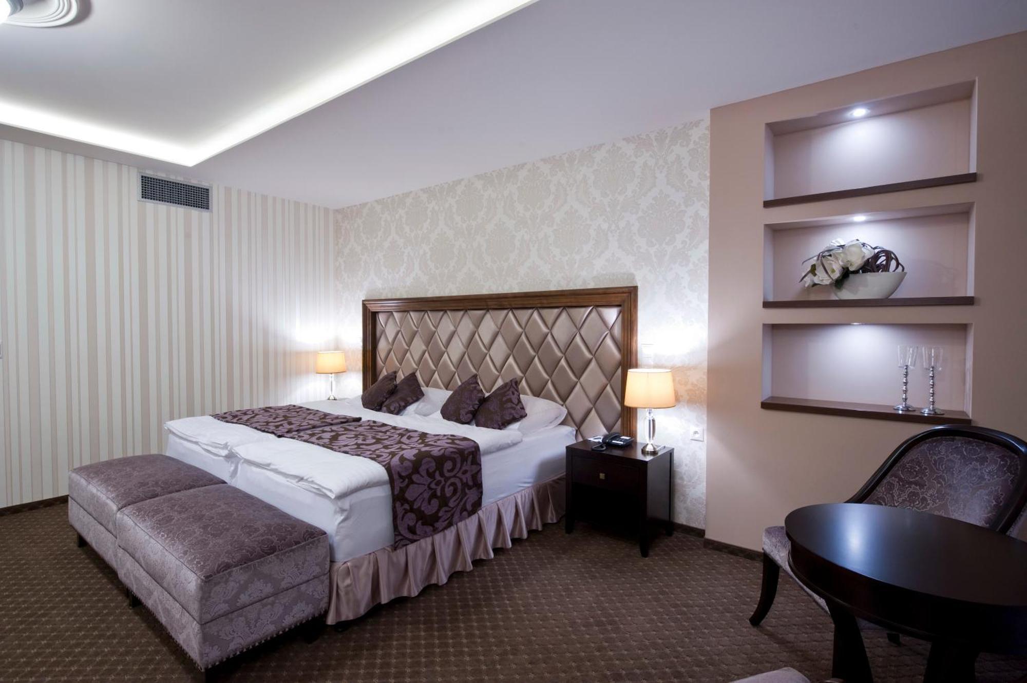 Hotel Dvorana การ์โลวีวารี ภายนอก รูปภาพ