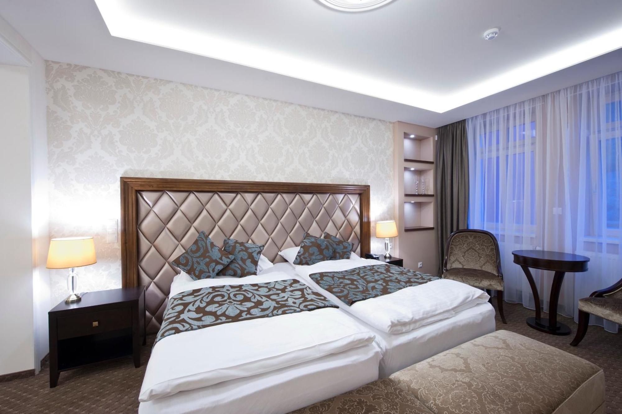 Hotel Dvorana การ์โลวีวารี ภายนอก รูปภาพ
