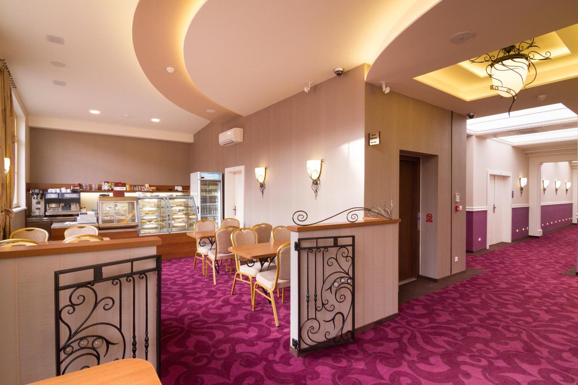 Hotel Dvorana การ์โลวีวารี ภายนอก รูปภาพ