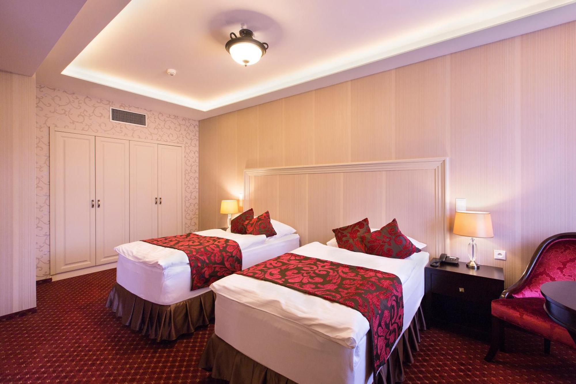 Hotel Dvorana การ์โลวีวารี ภายนอก รูปภาพ