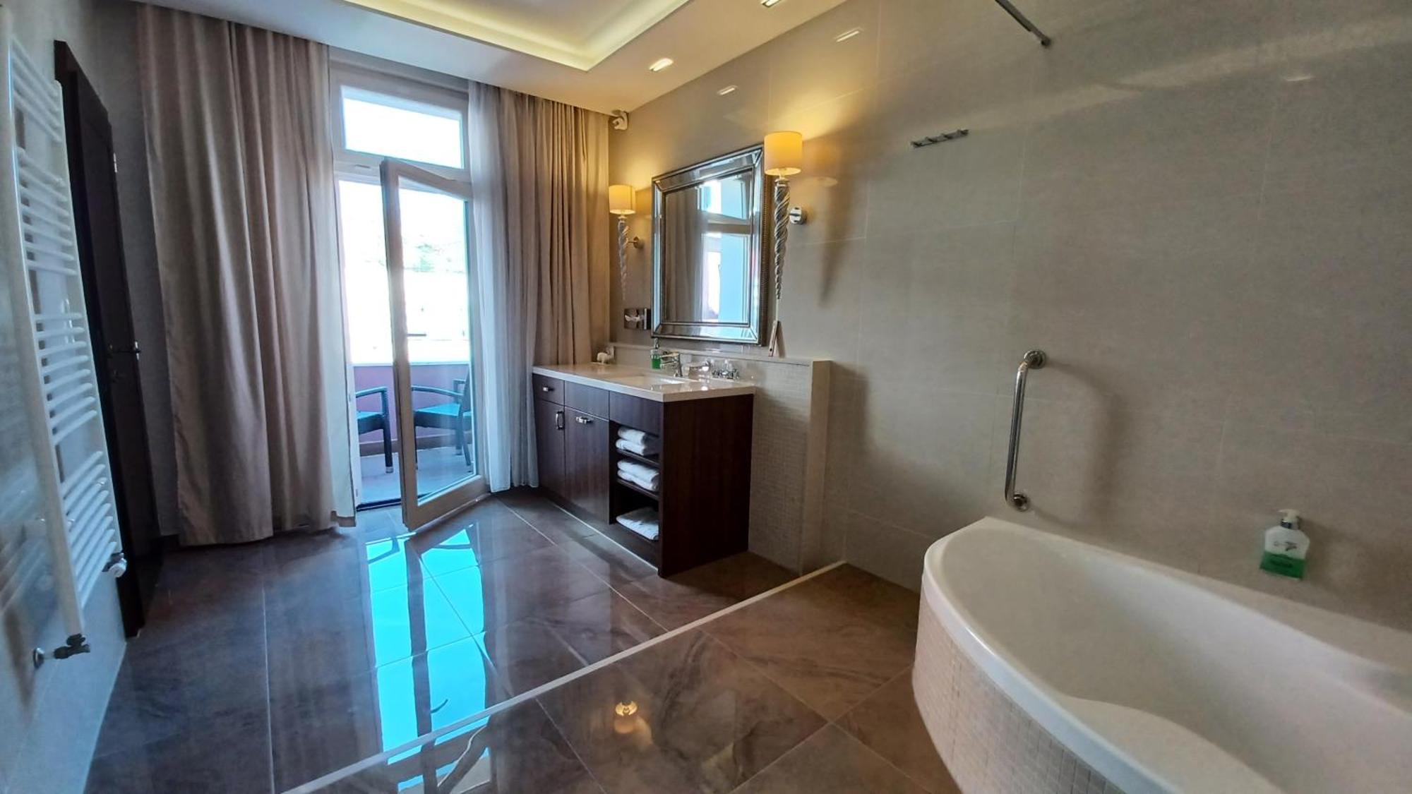 Hotel Dvorana การ์โลวีวารี ภายนอก รูปภาพ