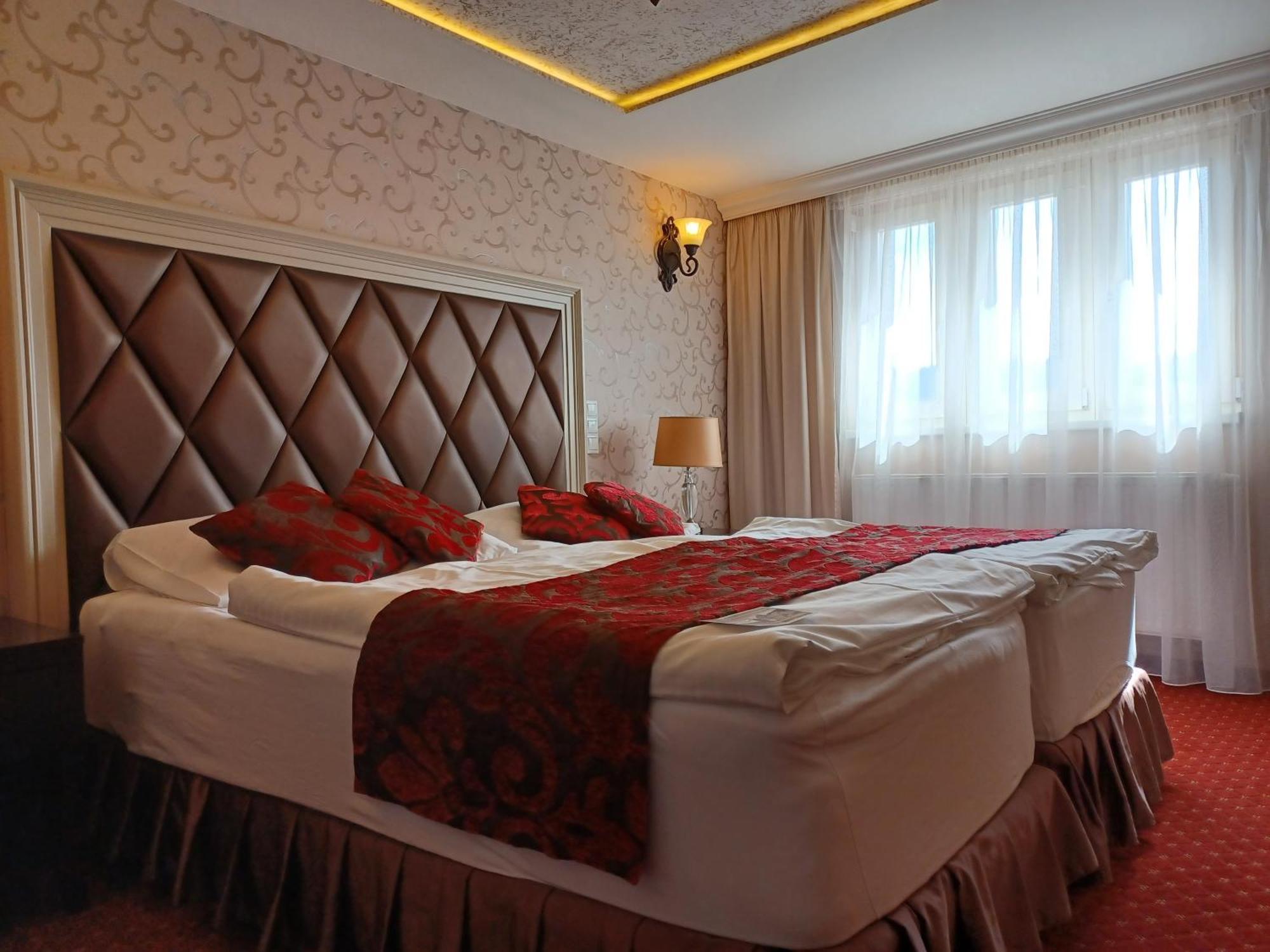 Hotel Dvorana การ์โลวีวารี ภายนอก รูปภาพ