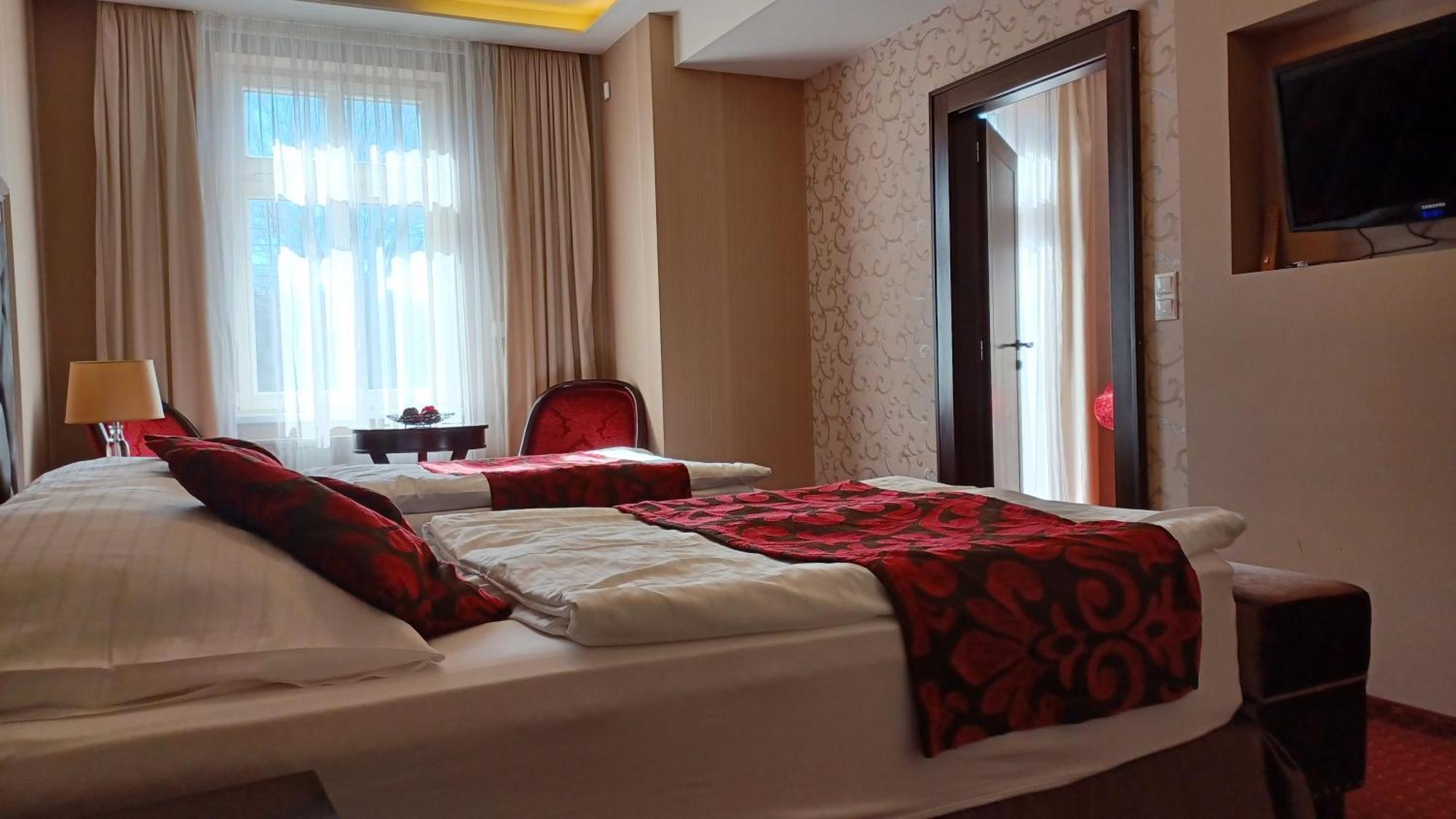 Hotel Dvorana การ์โลวีวารี ภายนอก รูปภาพ