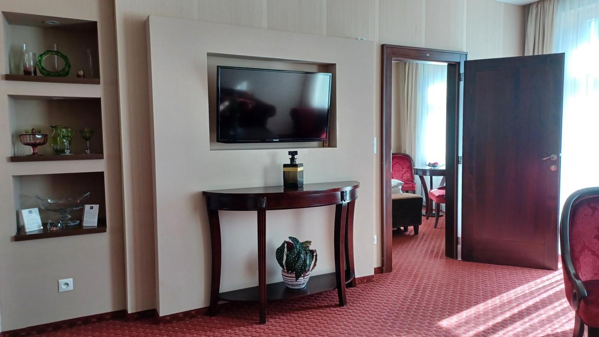 Hotel Dvorana การ์โลวีวารี ภายนอก รูปภาพ