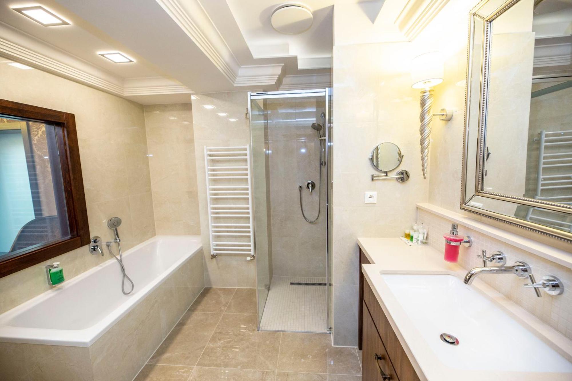 Hotel Dvorana การ์โลวีวารี ภายนอก รูปภาพ