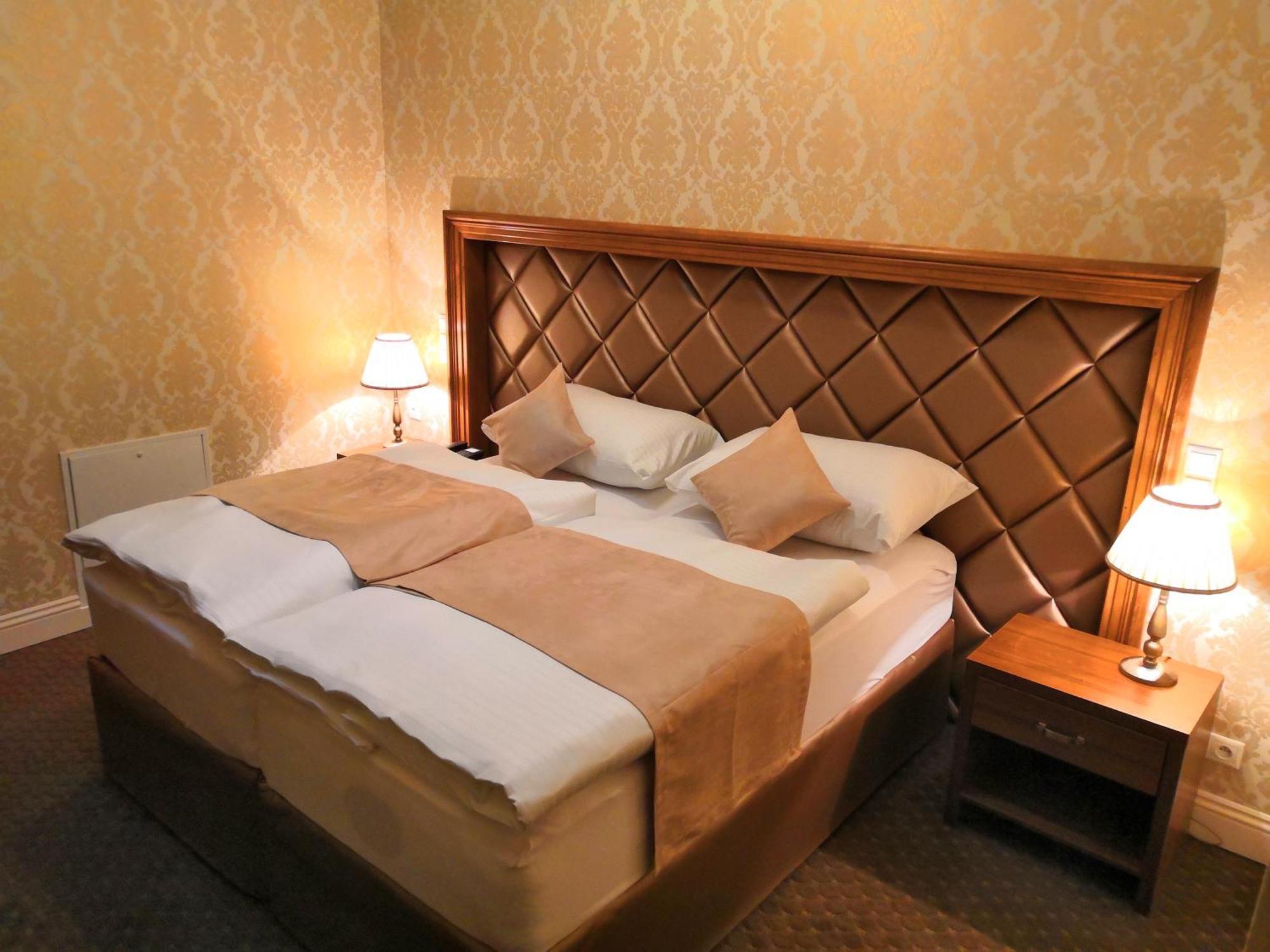 Hotel Dvorana การ์โลวีวารี ภายนอก รูปภาพ