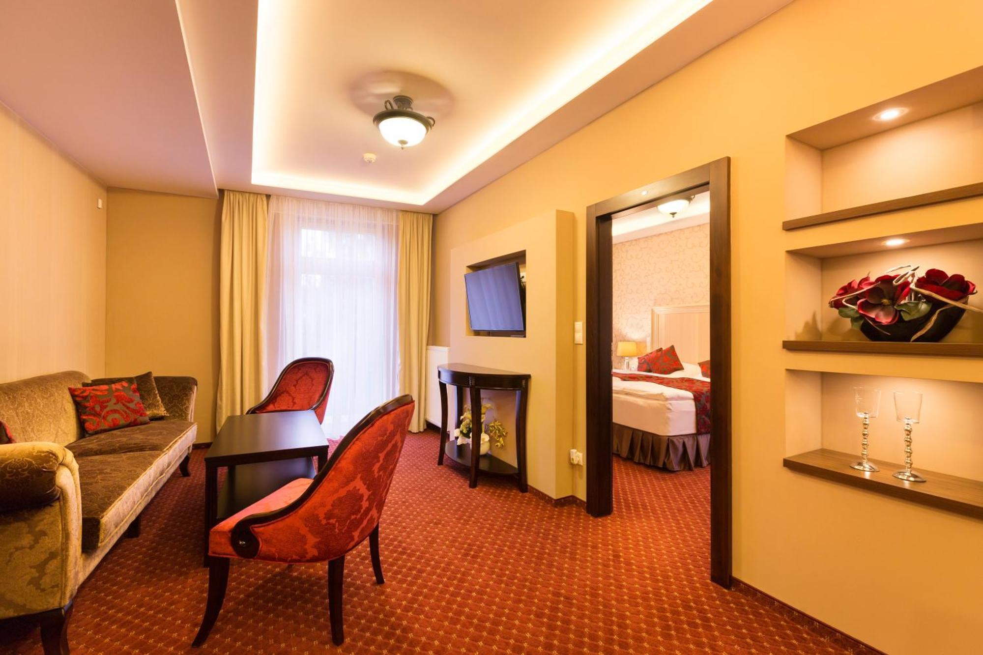 Hotel Dvorana การ์โลวีวารี ภายนอก รูปภาพ