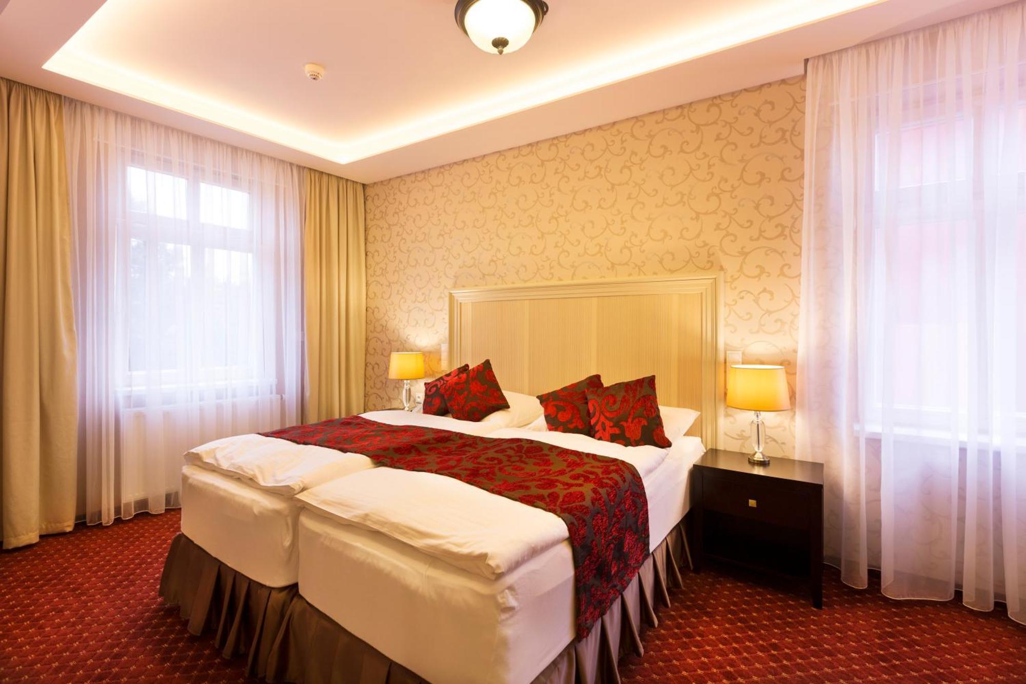 Hotel Dvorana การ์โลวีวารี ภายนอก รูปภาพ