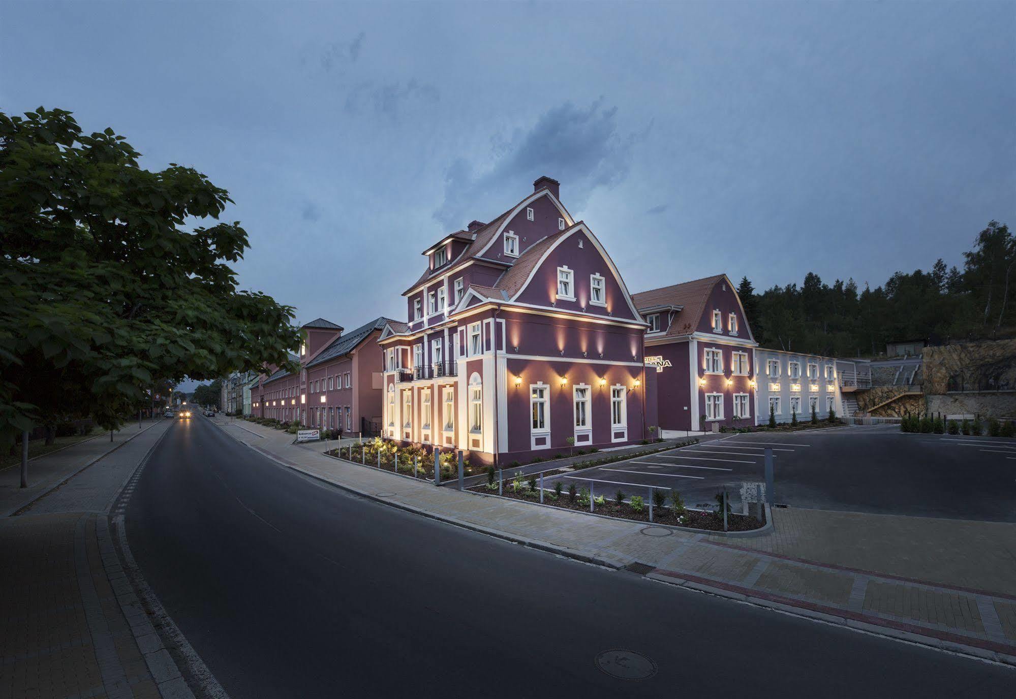 Hotel Dvorana การ์โลวีวารี ภายนอก รูปภาพ