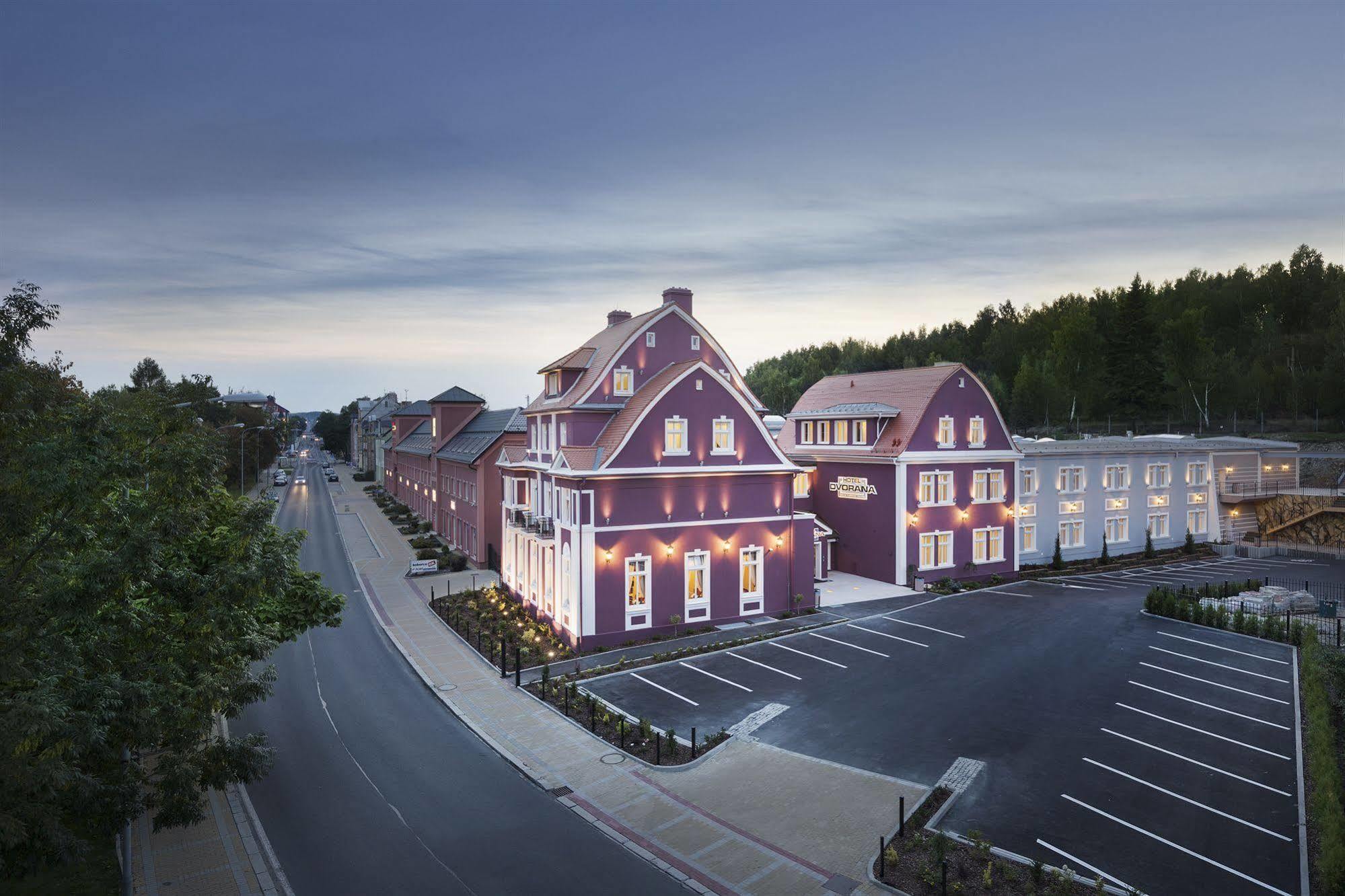 Hotel Dvorana การ์โลวีวารี ภายนอก รูปภาพ