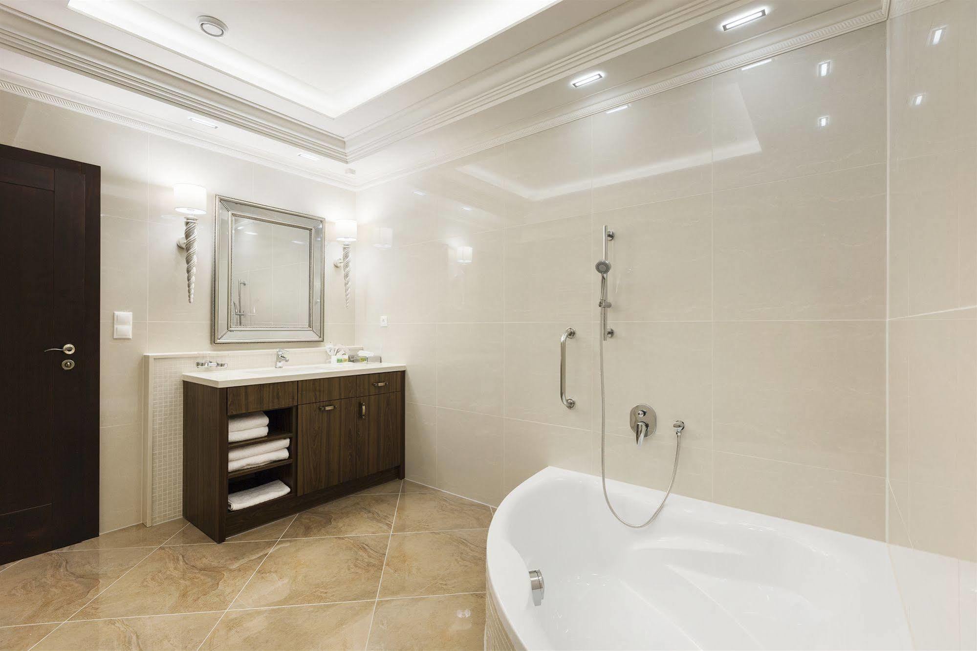 Hotel Dvorana การ์โลวีวารี ภายนอก รูปภาพ