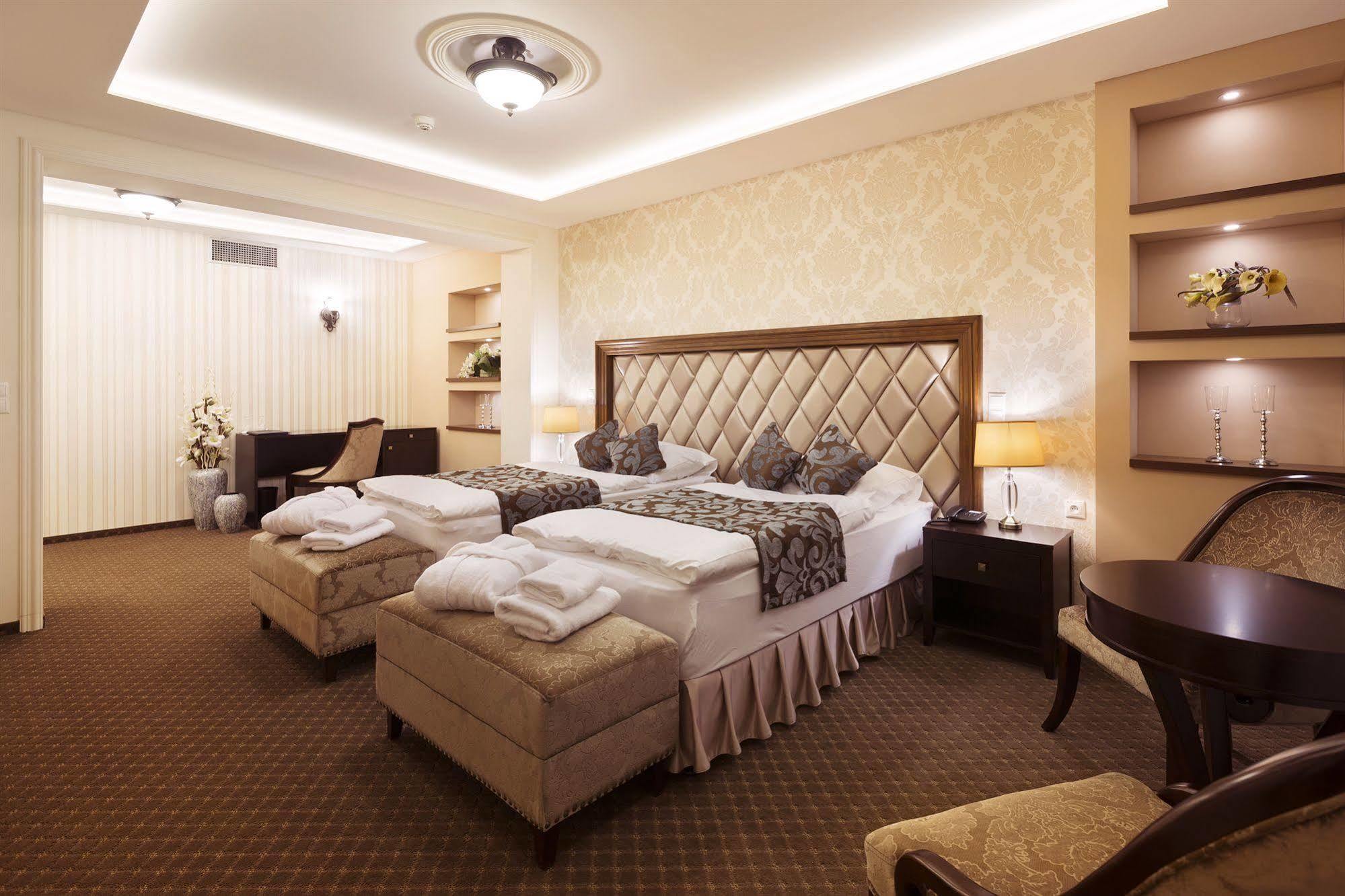 Hotel Dvorana การ์โลวีวารี ภายนอก รูปภาพ