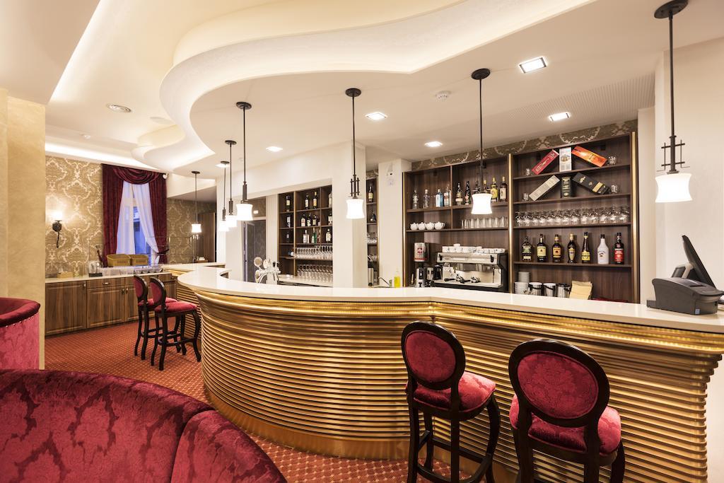 Hotel Dvorana การ์โลวีวารี ภายนอก รูปภาพ